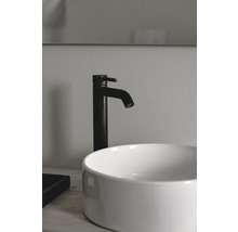 Umyvadlo na desku s baterií v koupelně