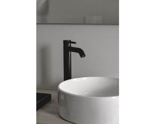 Umyvadlo na desku s baterií v koupelně