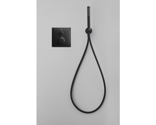 Sprchová armatura s ruční sprchou a čtvercovým ovládacím panelem na stěně