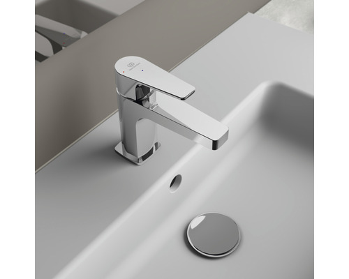 Lesklé umyvadlo s vodovodní baterií a odtokovou soupravou