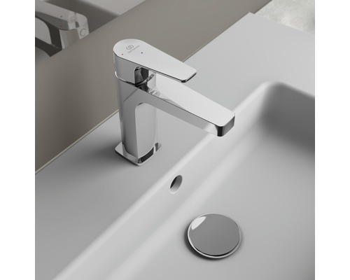 Umyvadlová baterie z kovu na umyvadle