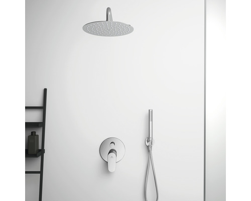 Sprchová souprava s hlavovou sprchou, ruční sprchou a armaturou v koupelně
