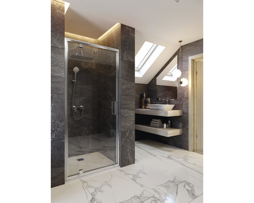 Moderní koupelna s bezbariérovým sprchovým koutem, umyvadlem a mramorovou podlahou
