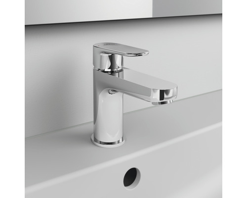 Umyvadlová baterie z kovu na umyvadle