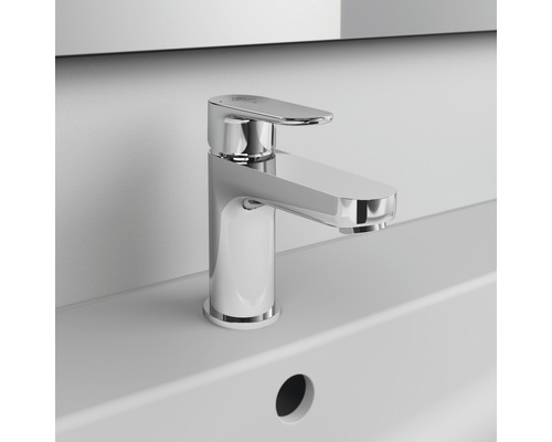 Umyvadlová baterie z kovu na umyvadle