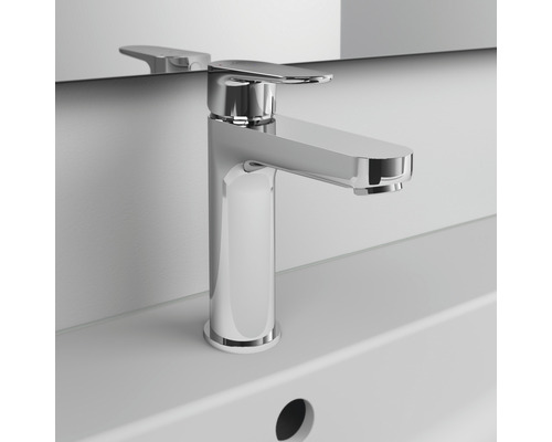 Chromovaná umyvadlová baterie na umyvadle