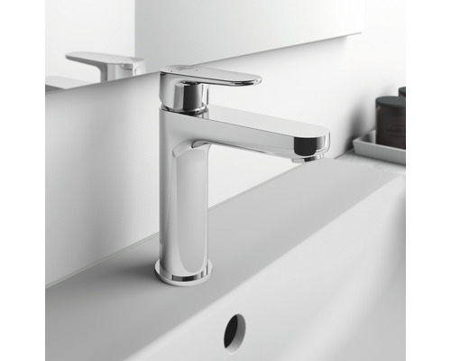 Chromovaná umyvadlová baterie na umyvadle