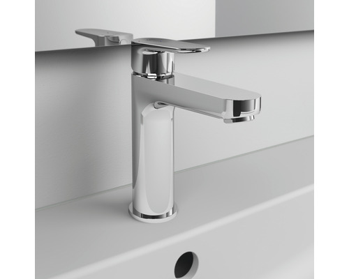 Lesklá umyvadlová baterie na bílém umyvadle