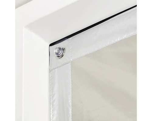 Detail upevnění průhledného dveřního závěsu s přísavkou