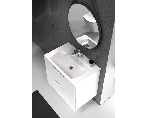 Moderní koupelna s bílou skříňkou pod umyvadlo, umyvadlem na desku a zrcadlem