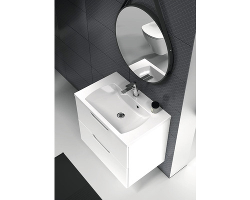 Moderní koupelna s bílou skříňkou pod umyvadlo, umyvadlem na desku a zrcadlem