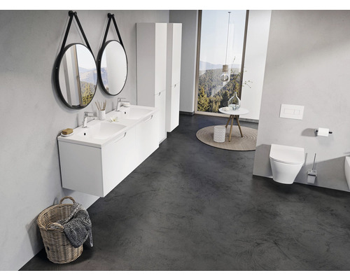 Světlá koupelna s dvojitým umyvadlem, zrcadly, skříněmi a toaletou