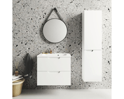 Koupelna s bílou skříňkou pod umyvadlo, zrcadlovou skříňkou a kulatým zrcadlem