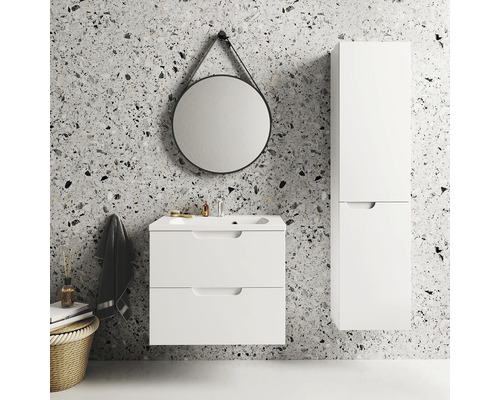 Koupelna s bílou skříňkou pod umyvadlo, vysokou skříňkou a kulatým zrcadlem