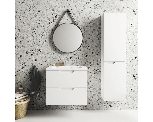 Koupelnová scéna s bílou umyvadlovou skříňkou, zrcadlovou skříňkou a kulatým zrcadlem