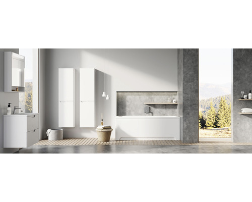 Koupelna s umyvadlem, zrcadlovou skříňkou, vysokými skříněmi a vanou ve světlém designu