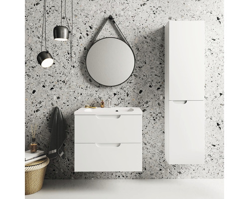 Koupelna s umyvadlovou skříňkou, zrcadlovou skříňkou a závěsnou lampou