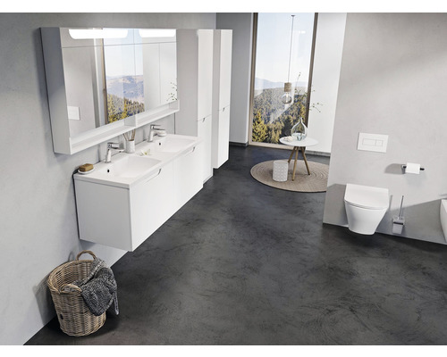 Světlá koupelna s dvojitým umyvadlem, zrcadlovou skříňkou a závěsným WC pro moderní zařízení