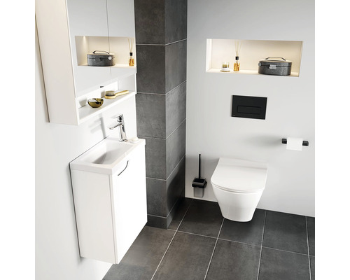 Moderní koupelna s umyvadlem, toaletou a úložnými policemi