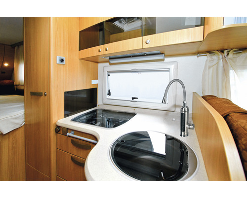 Kuchyňský kout v obytném voze s dřezem, sporákem a kuchyňským oknem