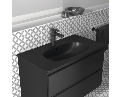 Černá skříňka pod umyvadlo s umyvadlem a baterií v koupelně