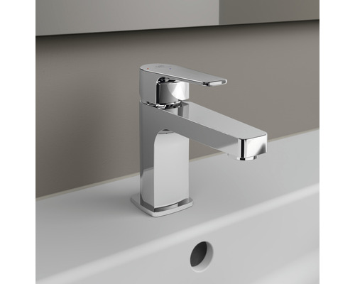 Lesklá umyvadlová baterie na umyvadle