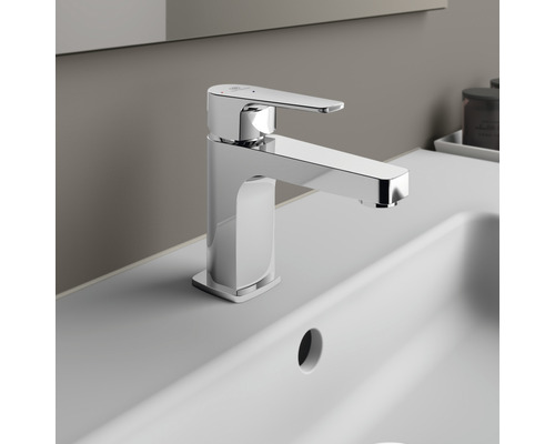 Umyvadlová baterie z kovu namontovaná na umyvadle