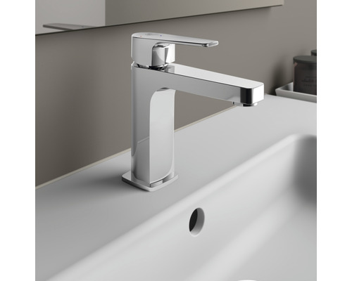 Umyvadlová baterie z chromu na umyvadle