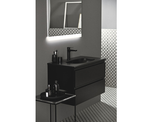 Koupelna s černou skříňkou pod umyvadlo, umyvadlem na desku a osvětleným zrcadlem