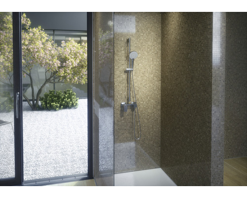 Koupelna se sprchou, mozaikovými obklady a výhledem ven