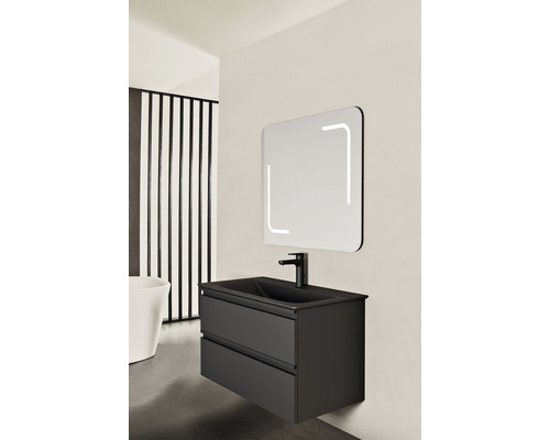 Koupelna s umyvadlovou skříňkou, umyvadlem na desku a zrcadlem s osvětlením