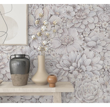 Dekorativní interiér s květinovou tapetou, vázami a rámem