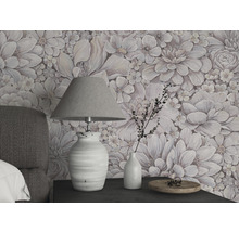 Obývací pokoj s květinovou tapetou, stolní lampou a dekoracemi na nočním stolku