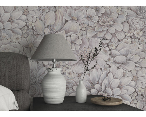 Obývací pokoj s květinovou tapetou, stolní lampou a dekoracemi na nočním stolku