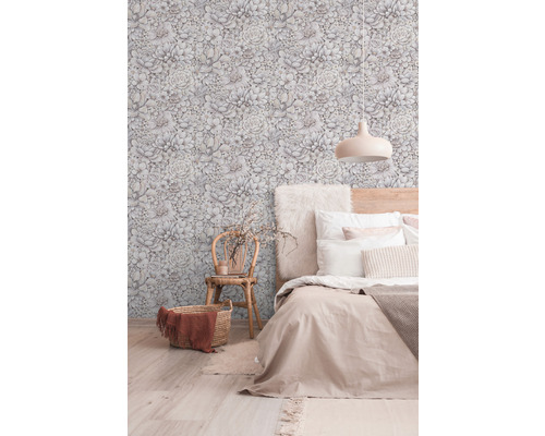 Ložnice s květinovou tapetou, postelí, židlí a košem