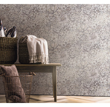 Pohled na pokoj s květinovou tapetou, dřevěnými lavicemi a košíky