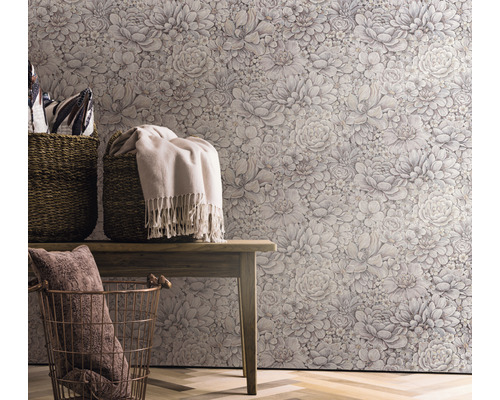 Pohled na pokoj s květinovou tapetou, dřevěnými lavicemi a košíky