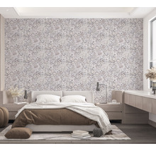 Ložnice s květinovou tapetou, postelí a nočními stolky ve světlém, prostorném designu.