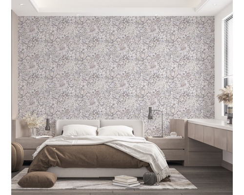 Ložnice s květinovou tapetou, postelí a nočními stolky ve světlém, prostorném designu.