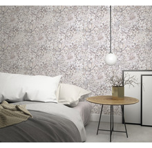 Ložnice s květinovou tapetou, postelí a odkládacím stolkem