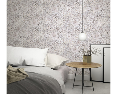 Ložnice s květinovou tapetou, postelí a odkládacím stolkem