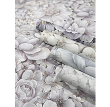 Tři role tapety s květinovým vzorem.