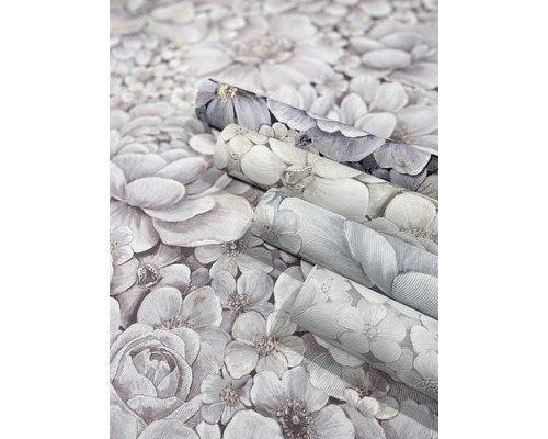 Tři role tapety s květinovým vzorem.