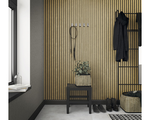 Chodba s dřevěným obložením stěn, šatnou, posezením a doplňky.