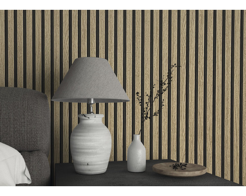 Dekorativní obložení stěn s dřevěnými panely v ložnici s lampou a nočním stolkem