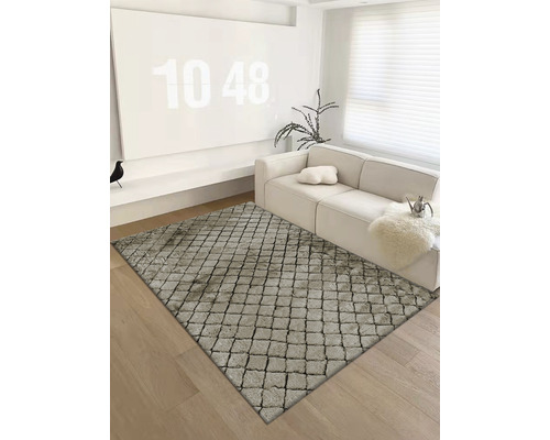 Obývací pokoj s kobercem se vzorem dlažebních kostek, pohovkou a dekoracemi.