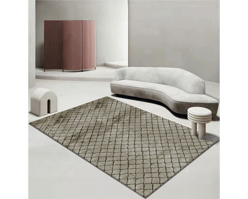 Béžový vzorovaný koberec ve světlé místnosti s pohovkou a nábytkem