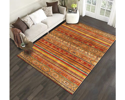 Obývací pokoj s pohovkou a pruhovaným kobercem