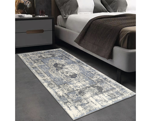 Dekorativní koberec s ornamentálním vzorem v ložnici