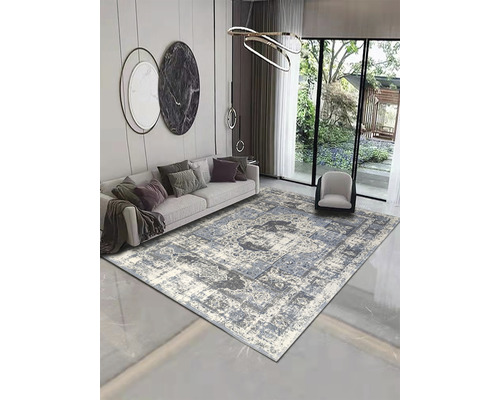 Obývací pokoj s pohovkou a vzorovaným kobercem